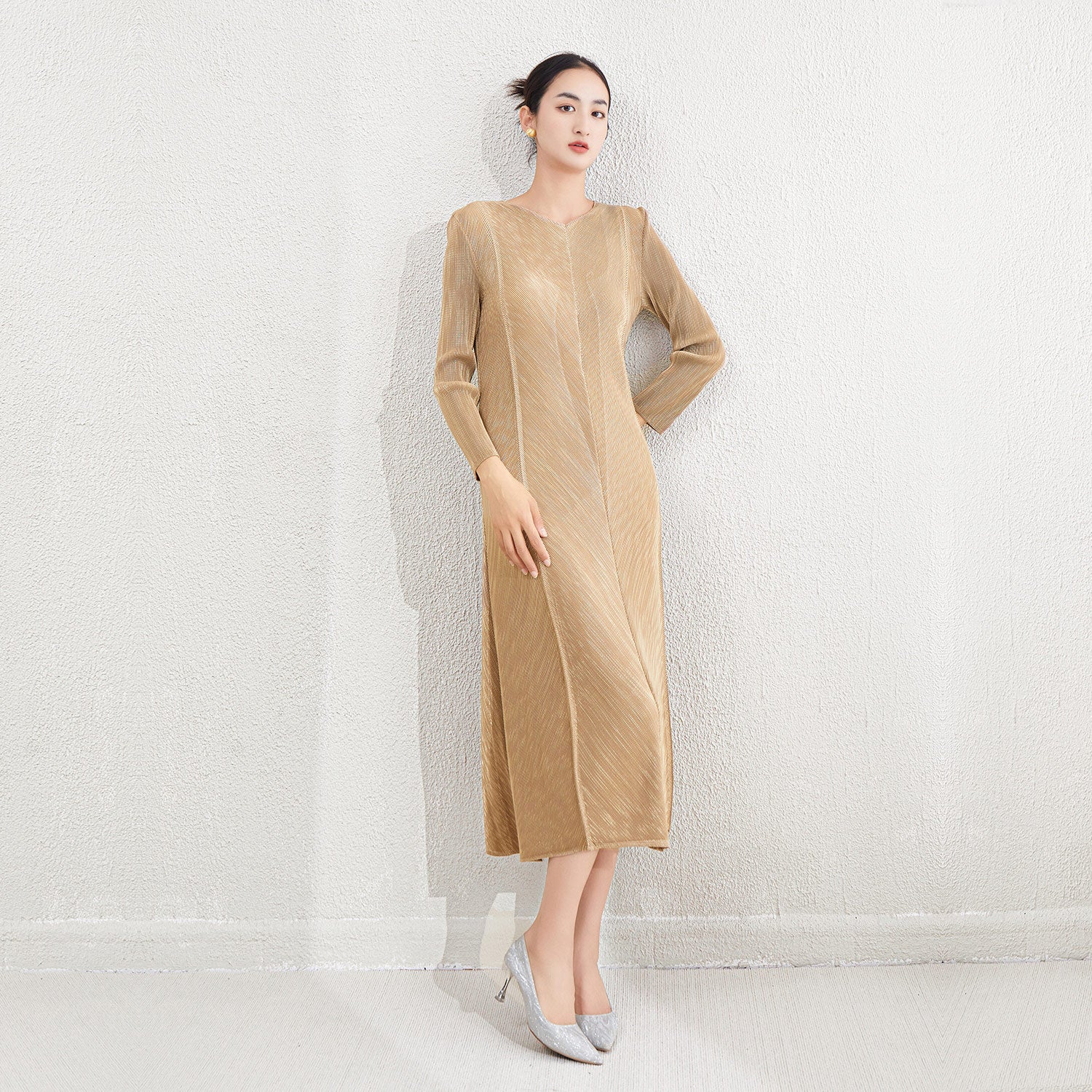 Pleated Metallic V-Neck Maxi Dress – Long Sleeve A-Line Elegance