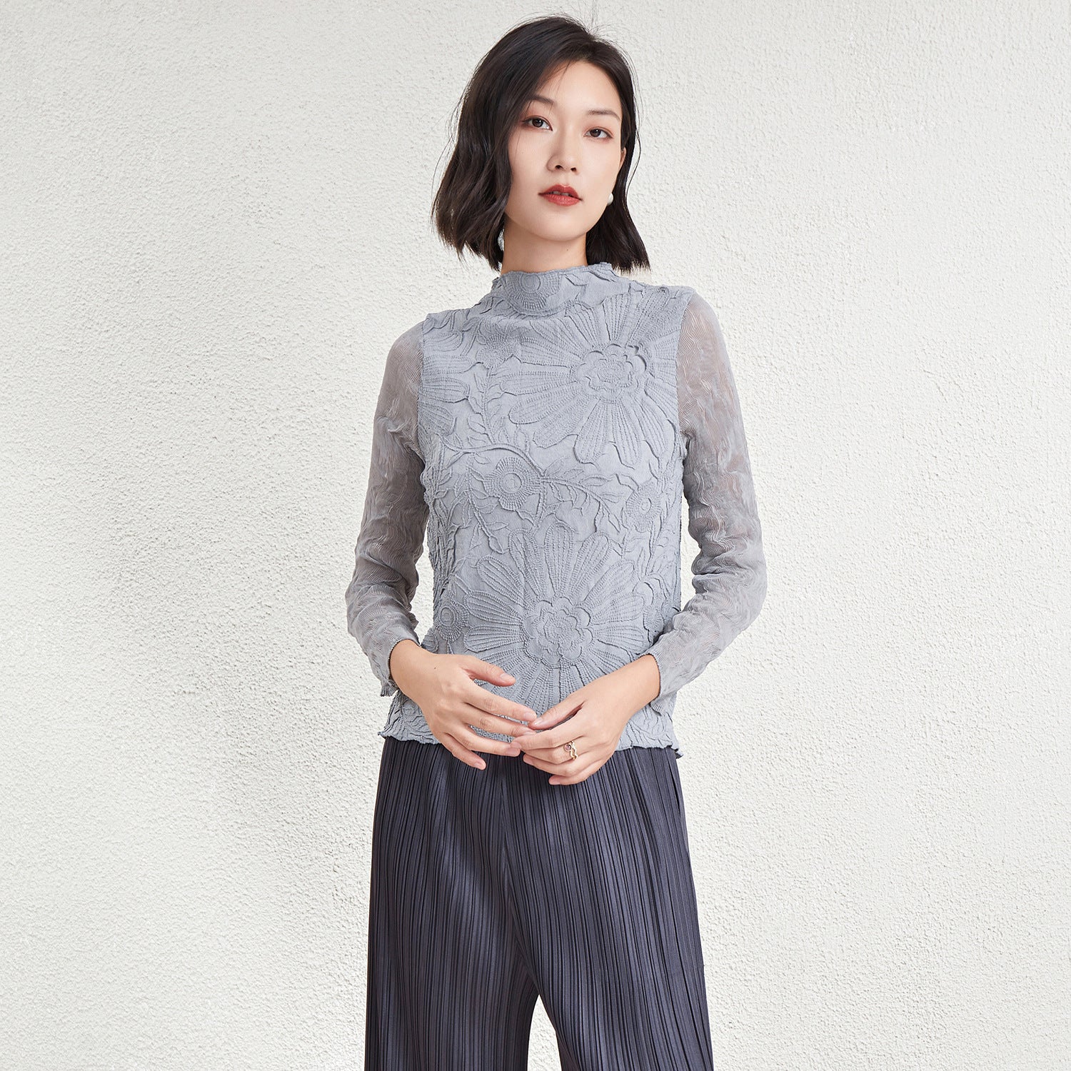 Pleated Chiffon Half-Turtleneck Top with Lace Detail – Elegant Women’s Blouse