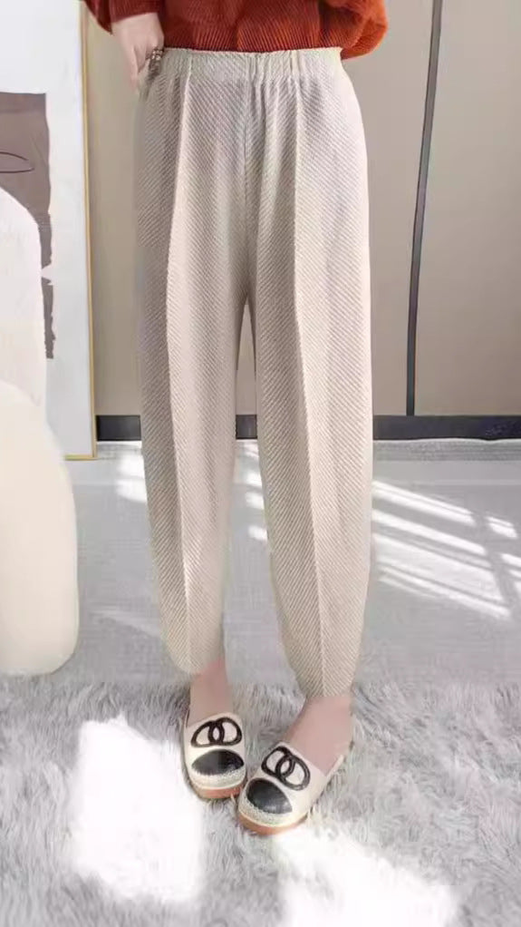 Pleated Fish Scale Harem Pants – Stylish and Comfortable Women’s Bottoms