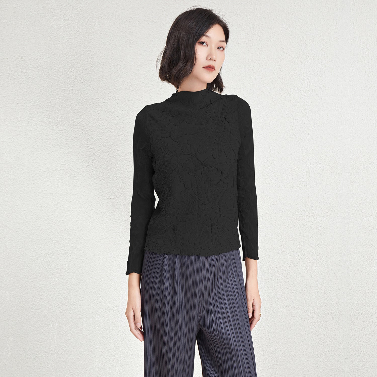 Pleated Chiffon Half-Turtleneck Top with Lace Detail – Elegant Women’s Blouse