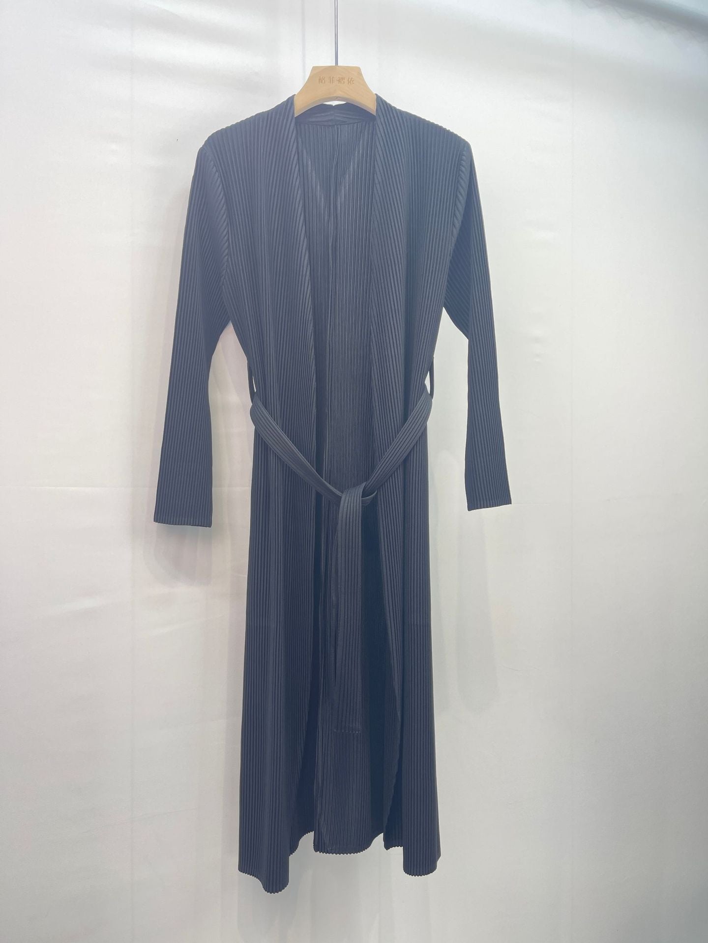 2025 Fall Pleated Long Trench Coat – Thick Fabric, Elegant Style, Lace-Up Mid-Length Jacket