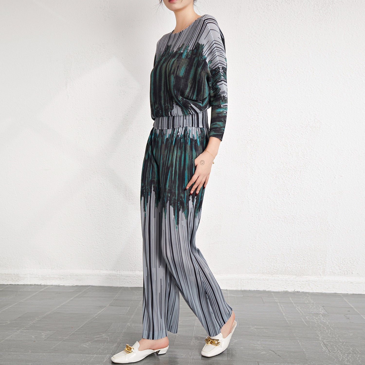 Pleated Printed Plus-Size Top and Pants Set – Stylish Two-Piece Outfit