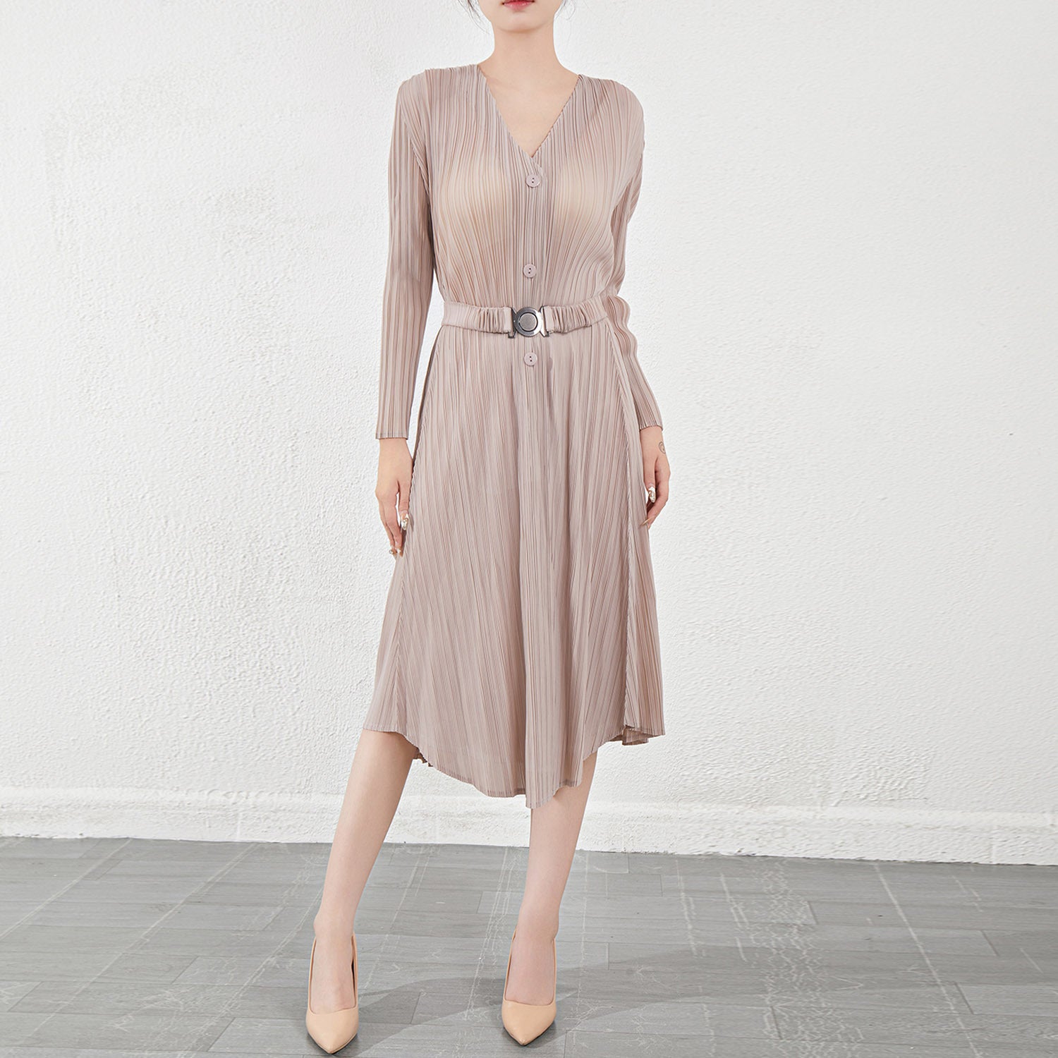 Pleated V-Neck Long Sleeve Maxi Dress – Elegant Women’s Outfit