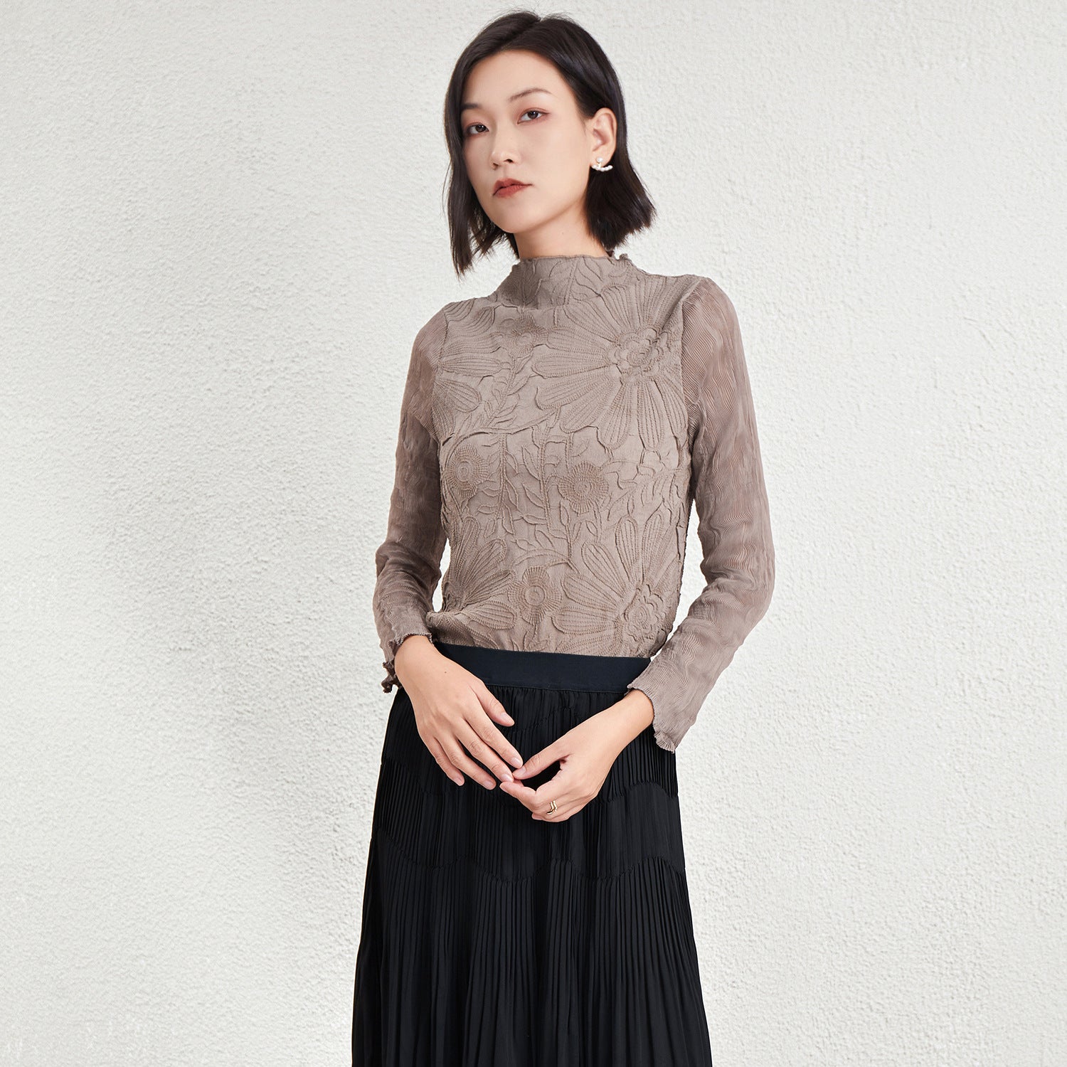 Pleated Chiffon Half-Turtleneck Top with Lace Detail – Elegant Women’s Blouse