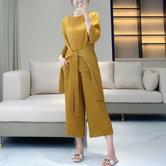 Issey Miyake Pleats Please Style – 鳳梨褶寬褲搭配寬鬆上衣套裝