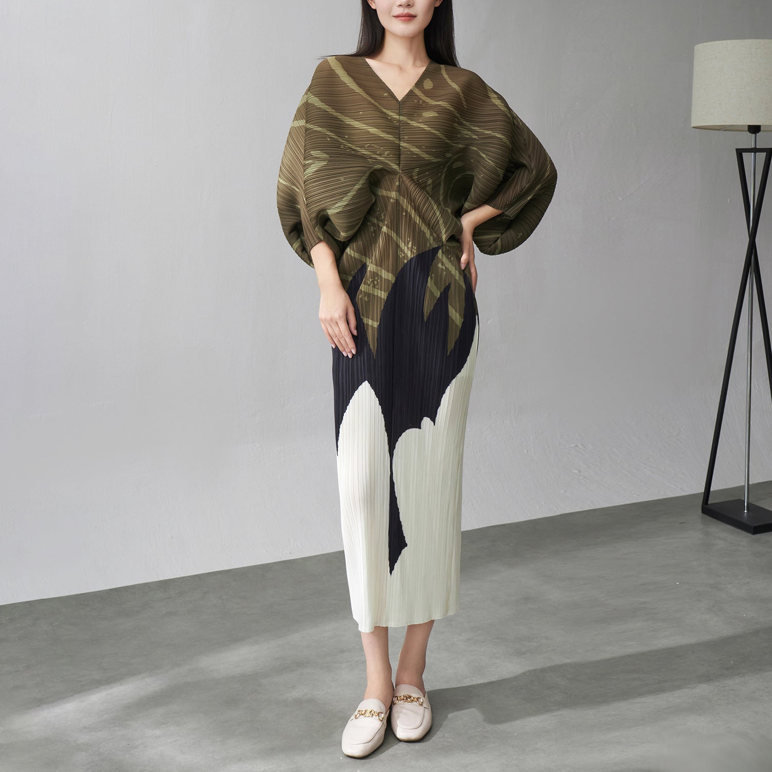 Miyake fashion pleated bat sleeve V-neck skirt spring and summer new temperament print waist slimming niche dress