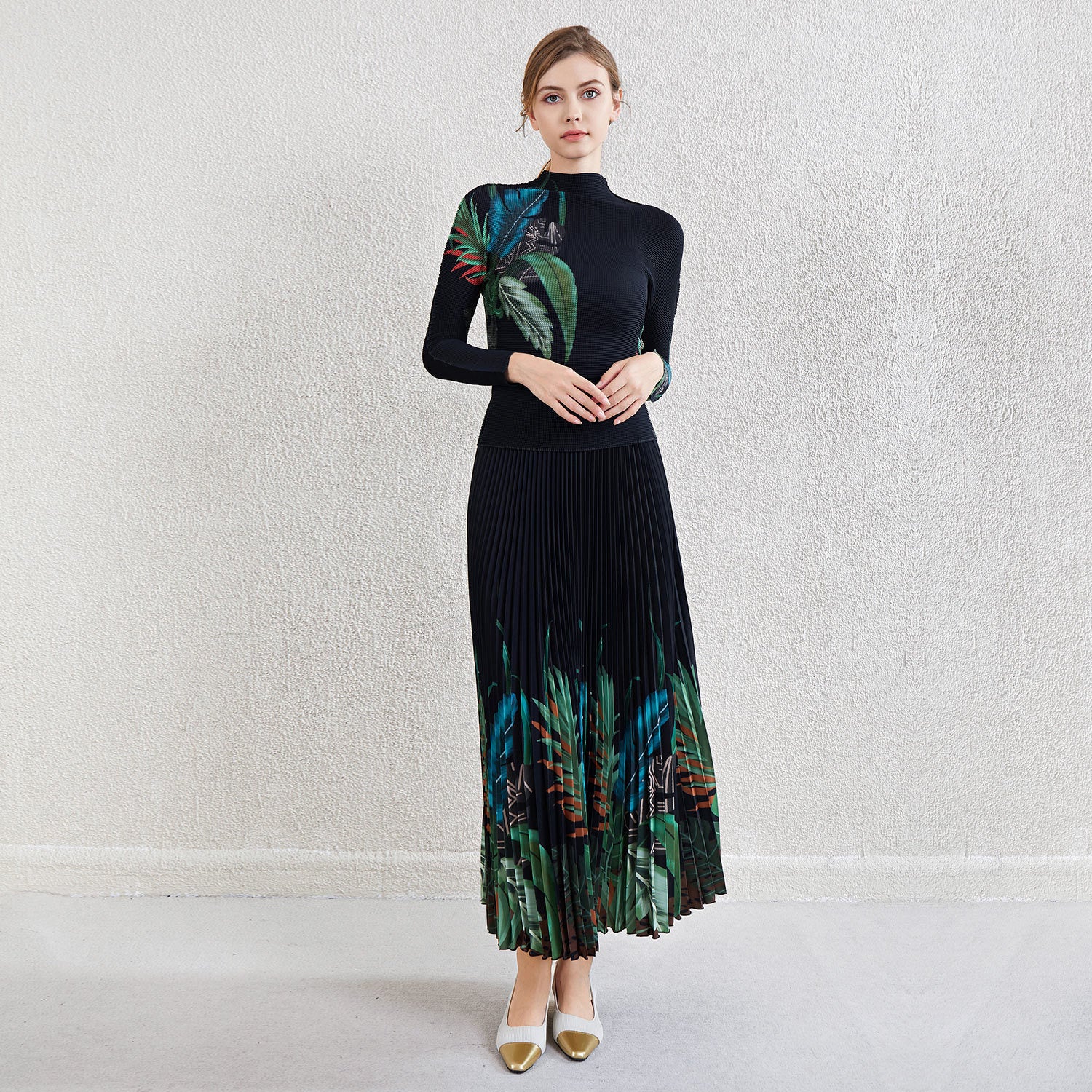 Pleated Contrast Print Two-Piece Set – Stylish Top and Skirt Outfit