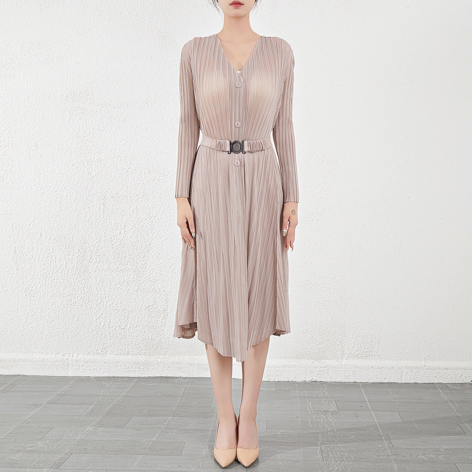 Pleated V-Neck Long Sleeve Maxi Dress – Elegant Women’s Outfit