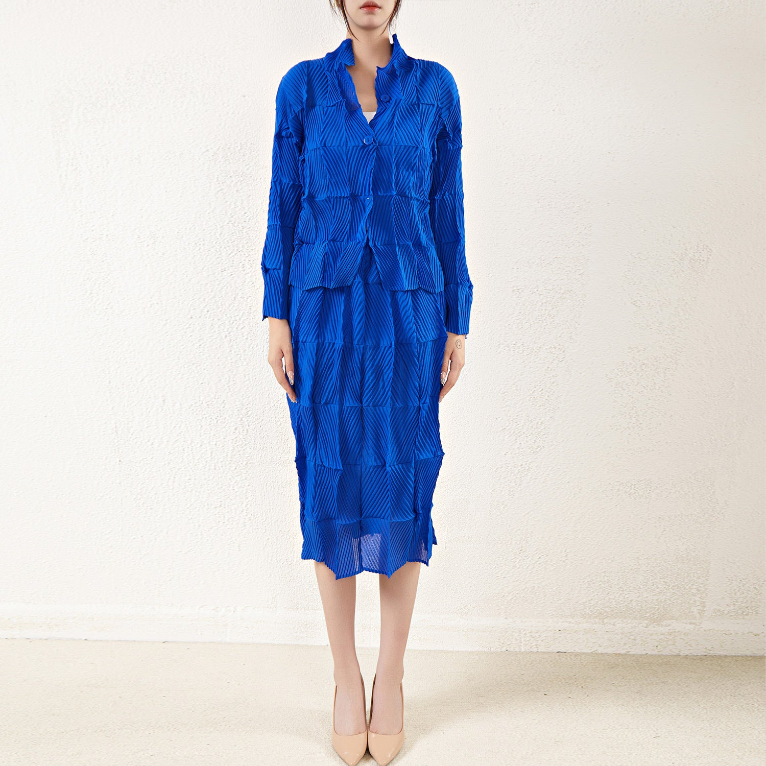Pleated Slimming Skirt Two-Piece Set – Chic and Elegant Women’s Outfit