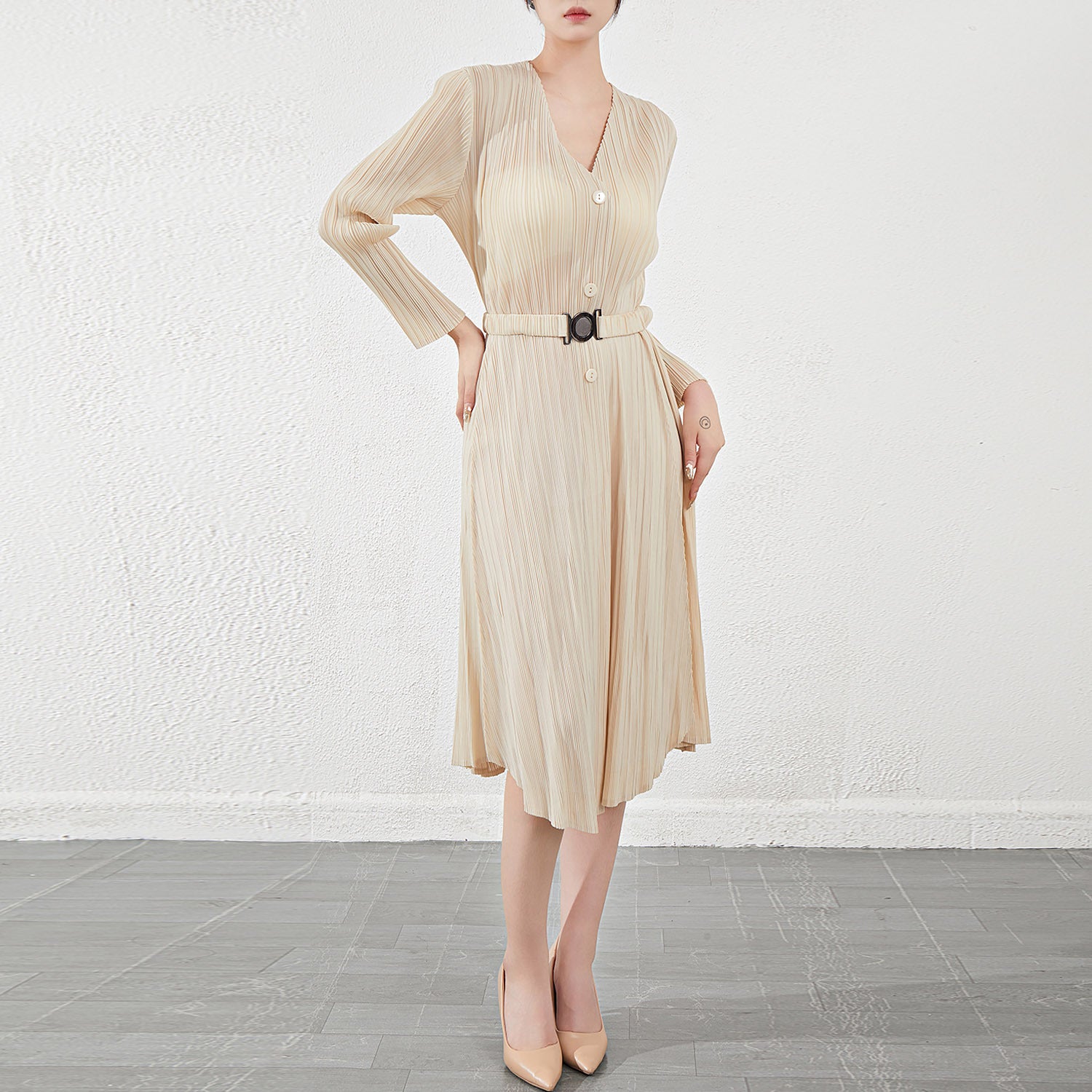 Pleated V-Neck Long Sleeve Maxi Dress – Elegant Women’s Outfit