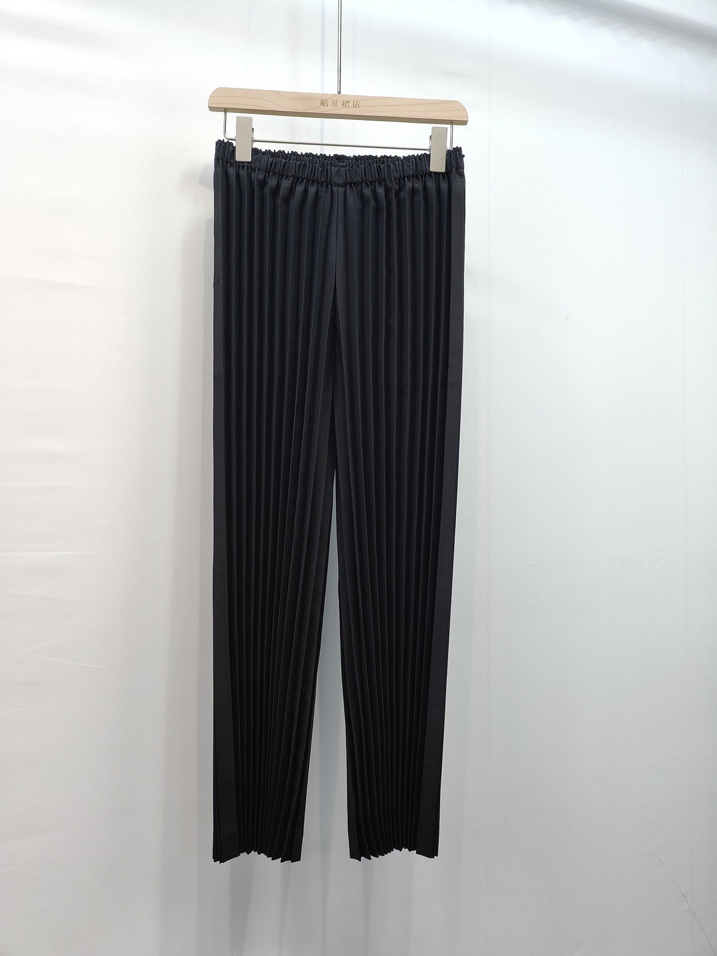 2025 Pre-Spring Handmade Pleated Two-Piece Set – Cardigan Top & Straight-Leg Pants, Effortless Chic