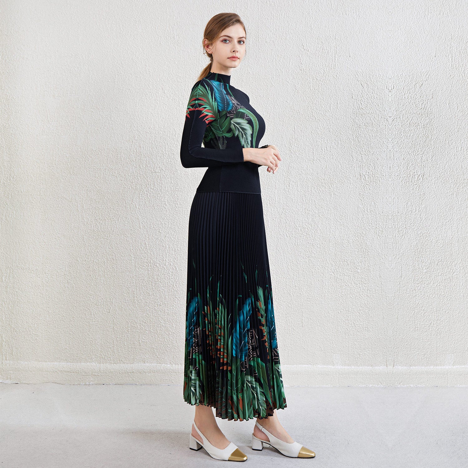 Pleated Contrast Print Two-Piece Set – Stylish Top and Skirt Outfit