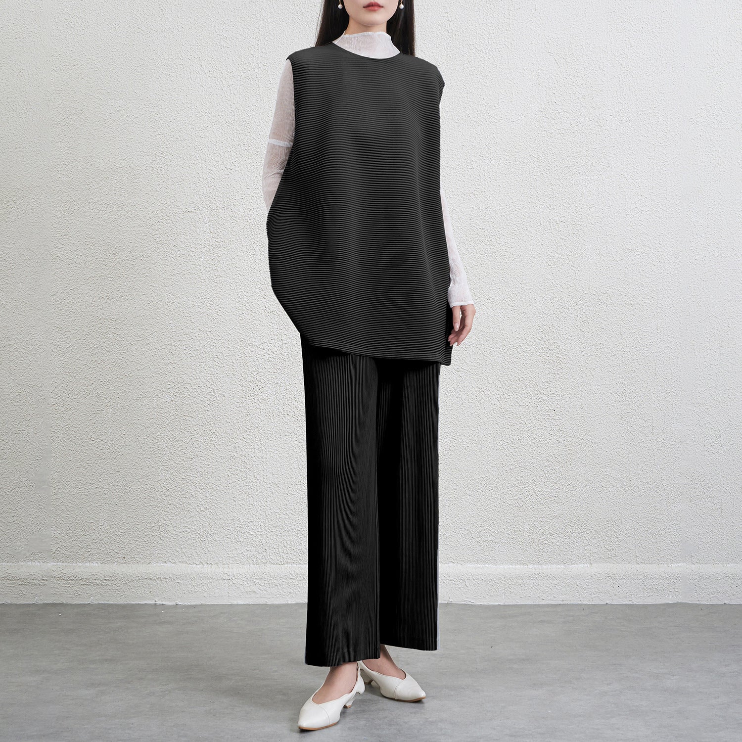 Pleated Gray Sleeveless Top and Wide-Leg Pants Set – Chic Two-Piece Outfit