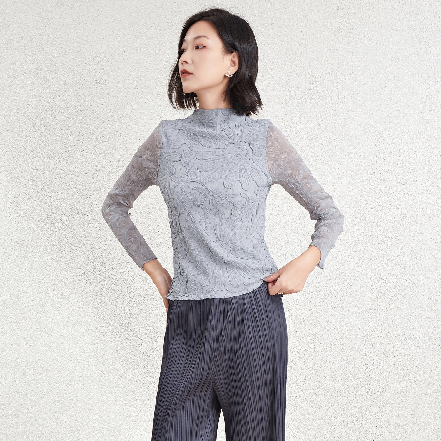 Pleated Chiffon Half-Turtleneck Top with Lace Detail – Elegant Women’s Blouse