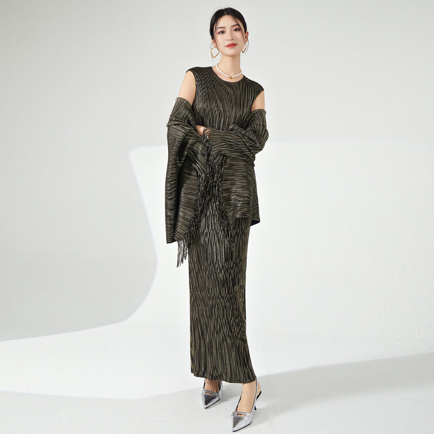 Pleats Please Two-Piece Set – Fringed Shawl & Elegant Pleated Dress