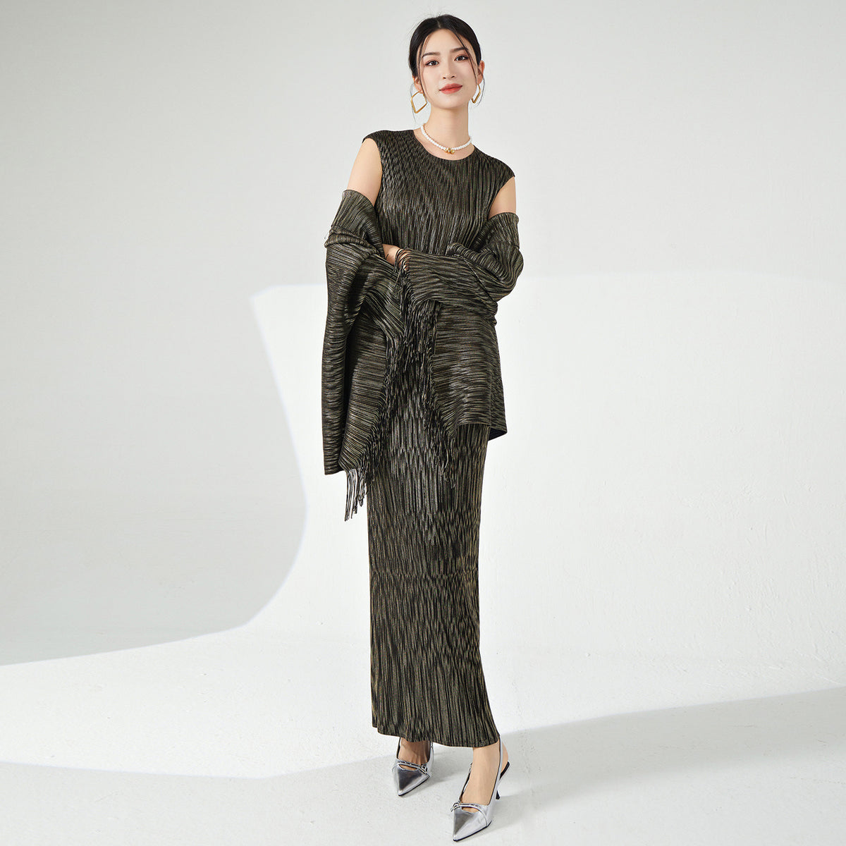 Pleats Please Two-Piece Set – Fringed Shawl & Elegant Pleated Dress