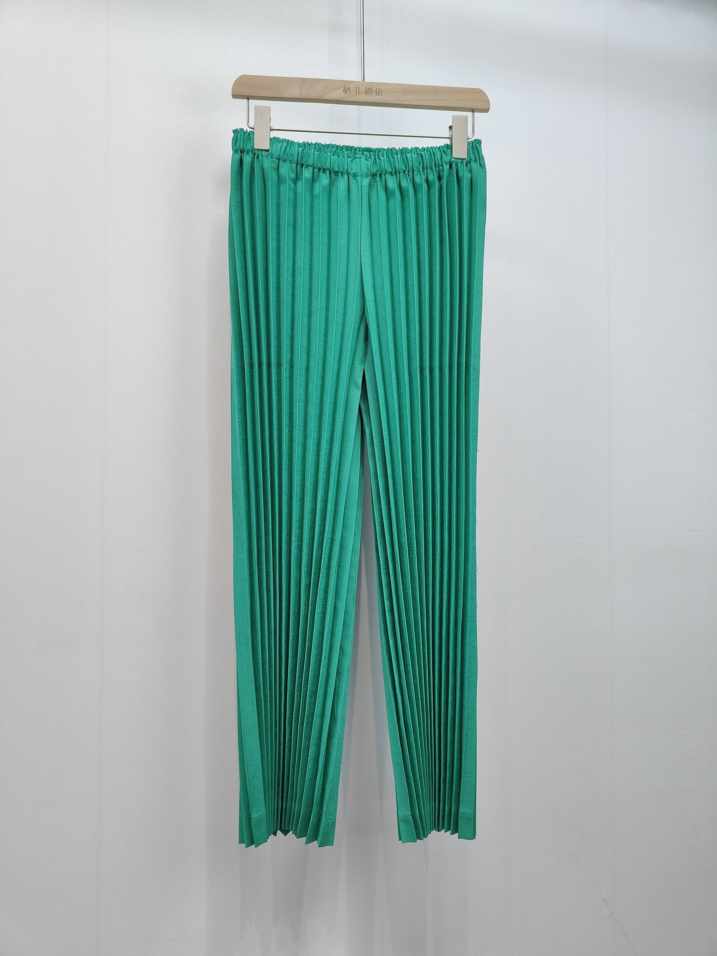 2025 Pre-Spring Handmade Pleated Two-Piece Set – Cardigan Top & Straight-Leg Pants, Effortless Chic