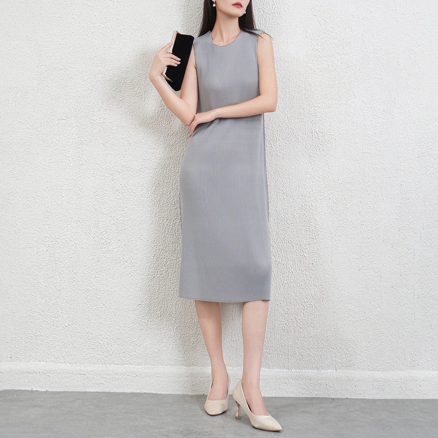 Pleated Sleeveless Vest Dress – Chic and Modern Women’s Outfit