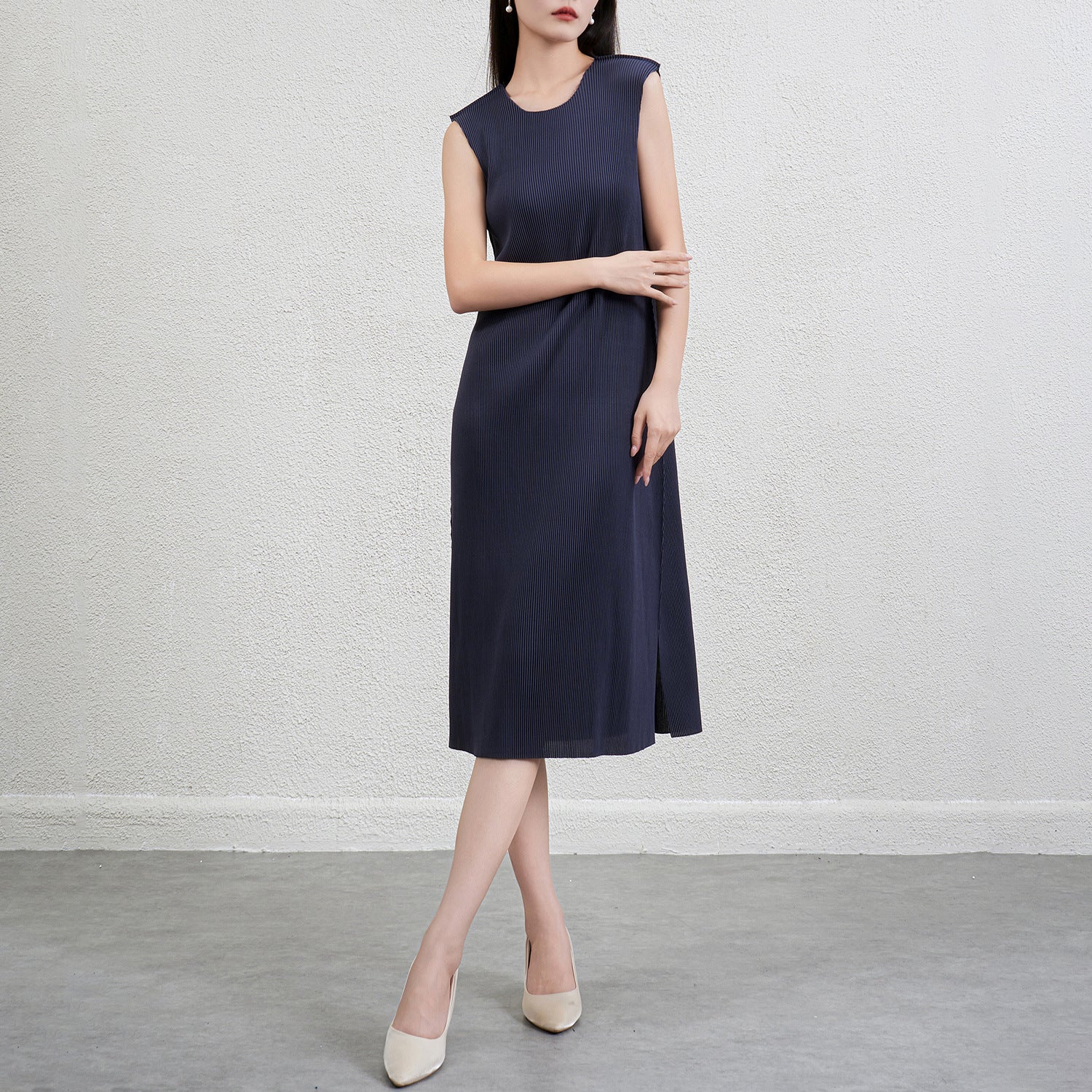Pleated Sleeveless Vest Dress – Chic and Modern Women’s Outfit