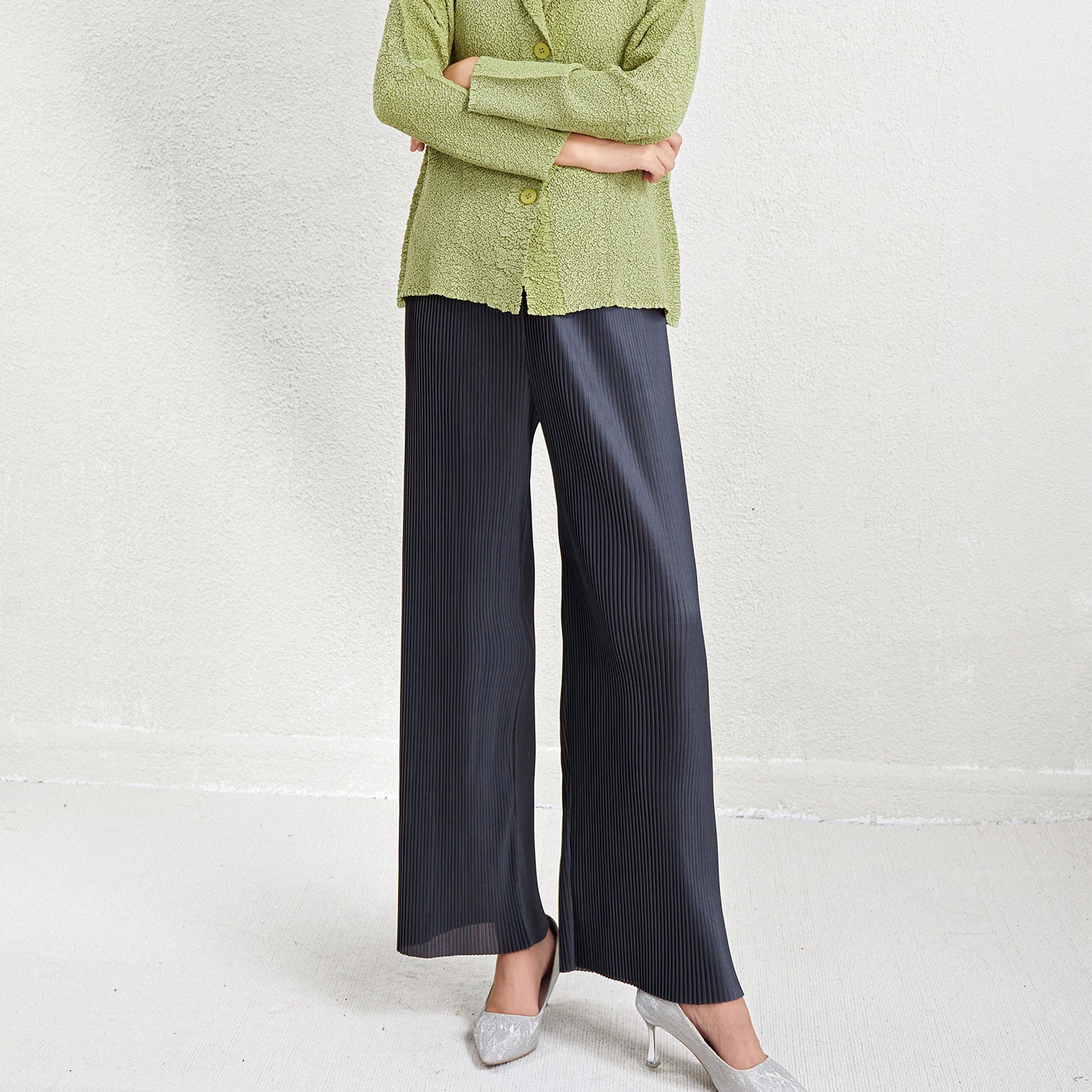Pleated Straight-Leg Wide Pants – Loose and Elegant Women’s Bottoms