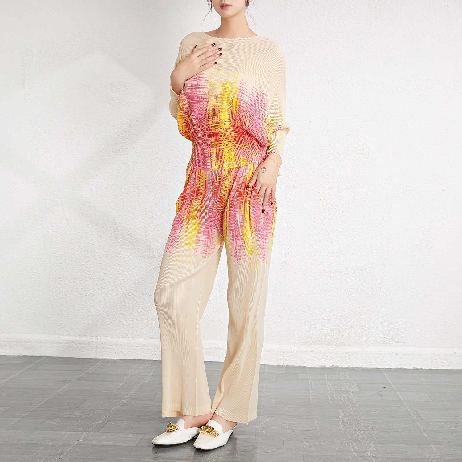 Pleated Printed Plus-Size Top and Pants Set – Stylish Two-Piece Outfit