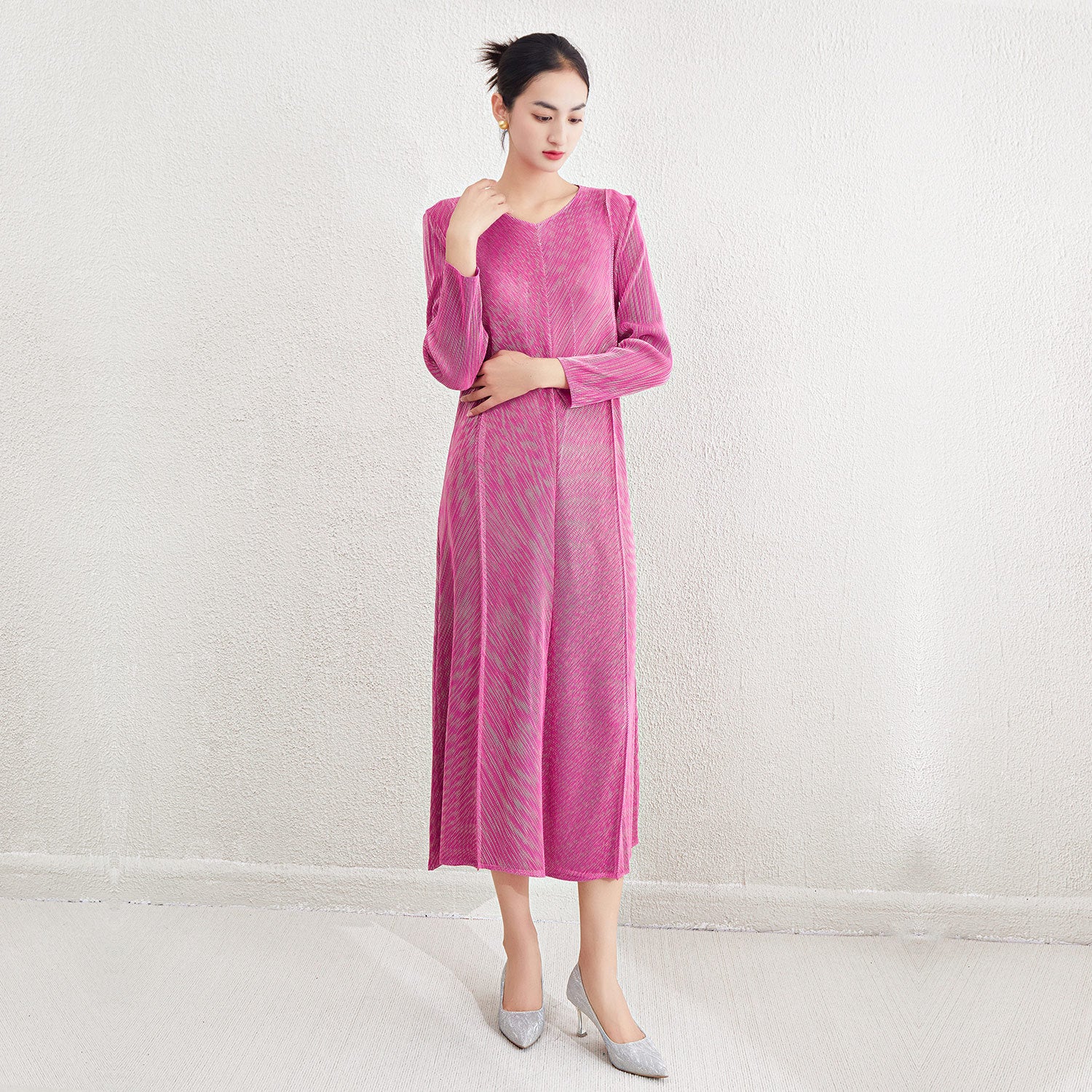 Pleated Metallic V-Neck Maxi Dress – Long Sleeve A-Line Elegance