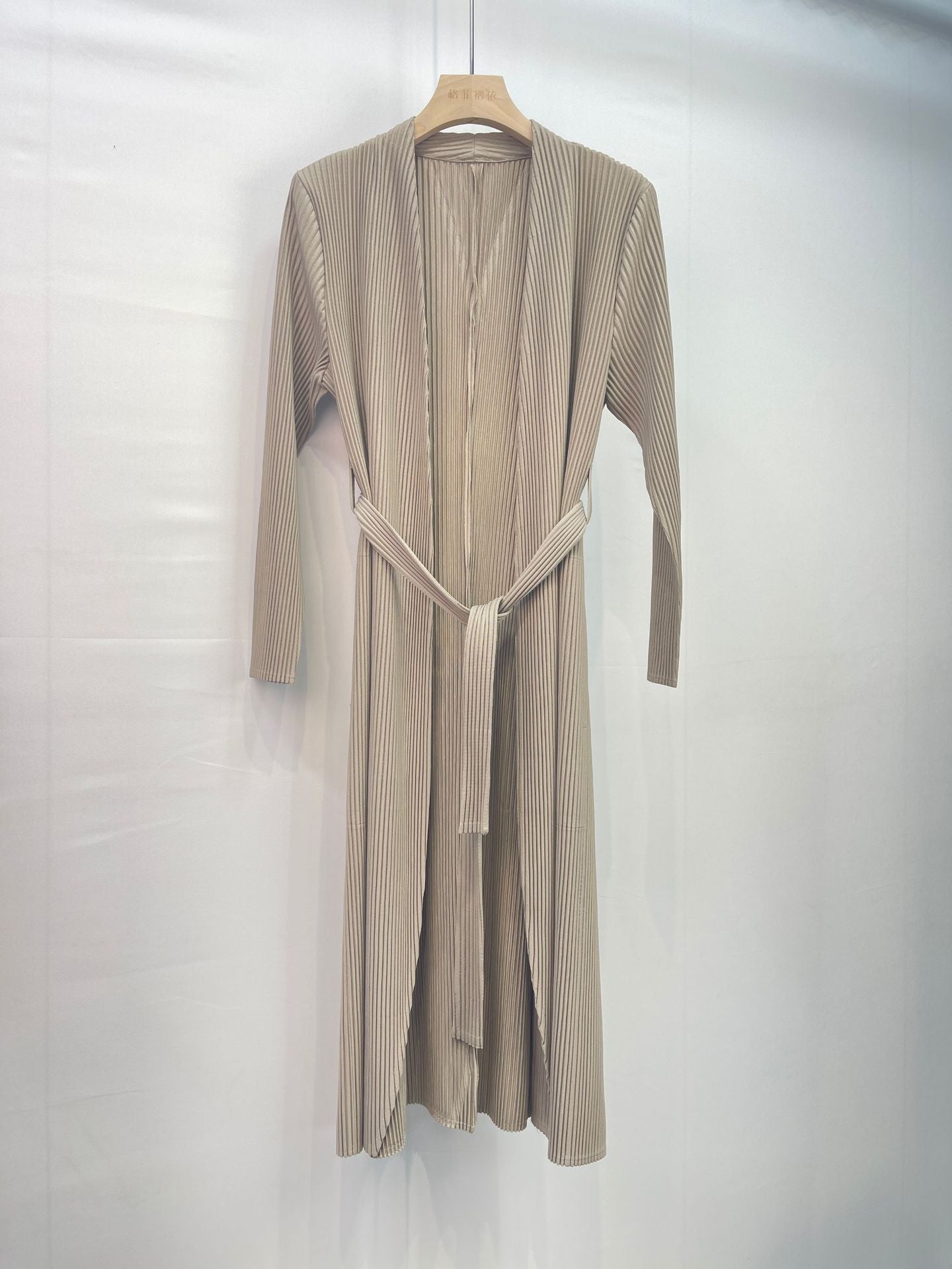 2025 Fall Pleated Long Trench Coat – Thick Fabric, Elegant Style, Lace-Up Mid-Length Jacket