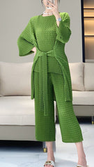 Issey Miyake Pleats Please Style – 鳳梨褶寬褲搭配寬鬆上衣套裝