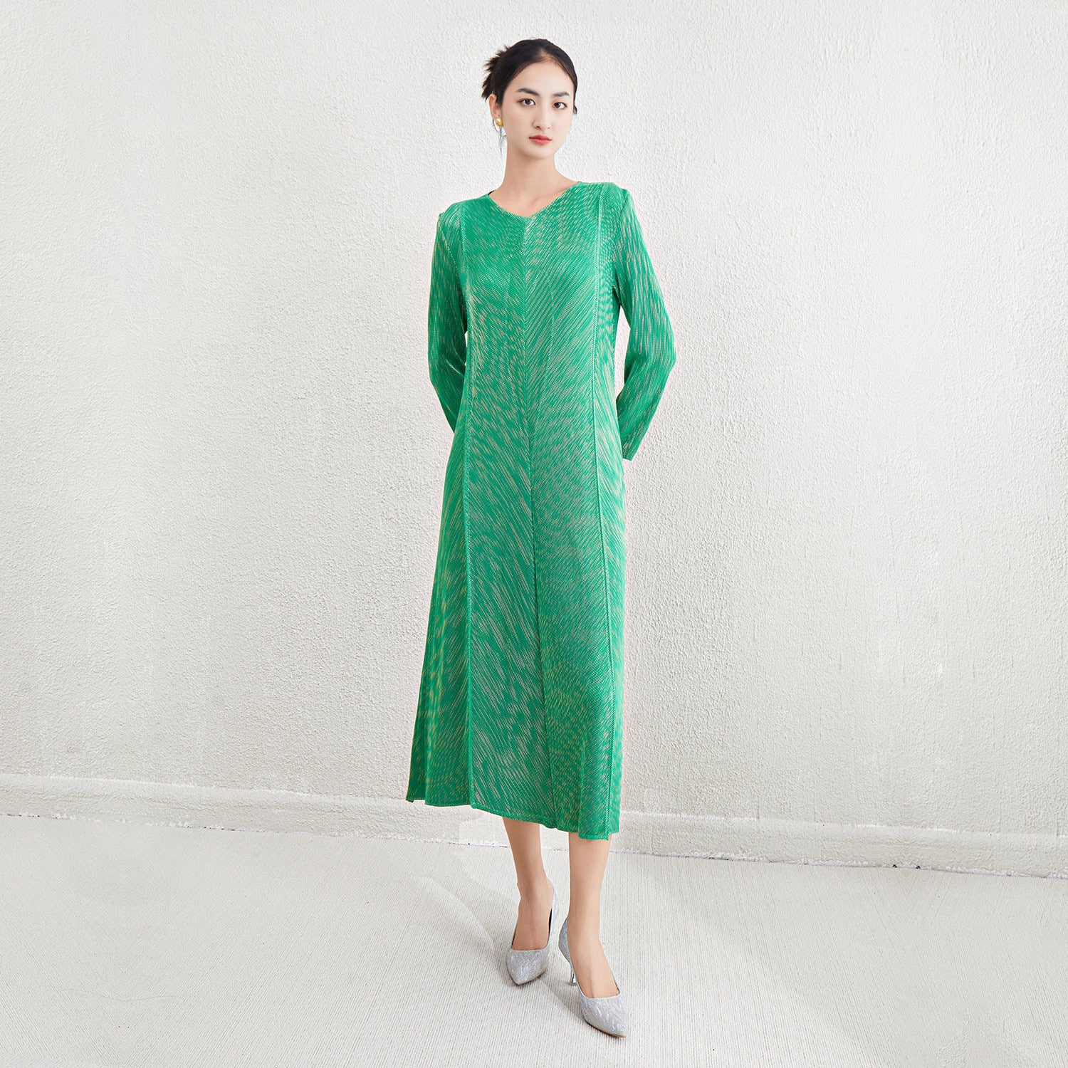 Pleated Metallic V-Neck Maxi Dress – Long Sleeve A-Line Elegance