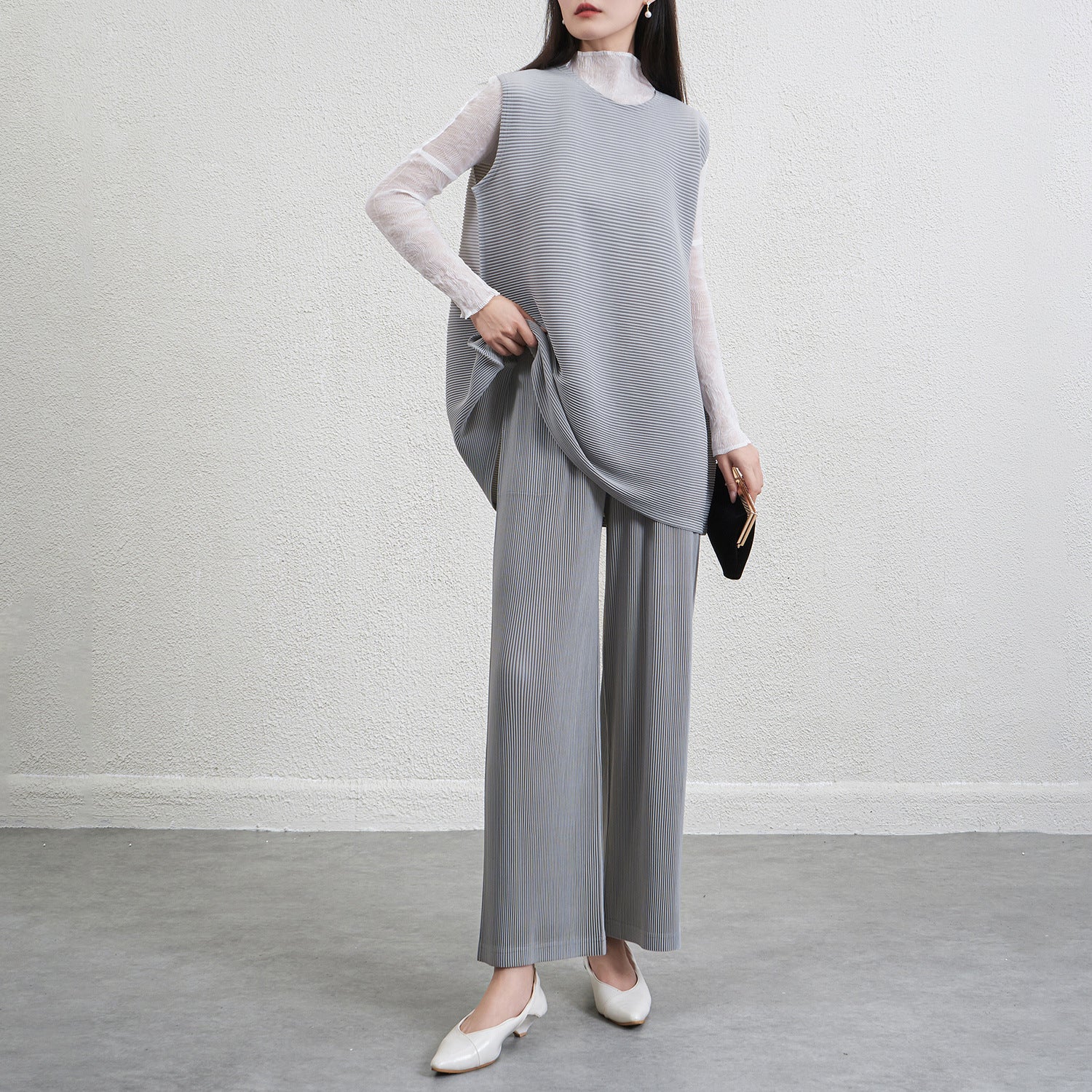 Pleated Gray Sleeveless Top and Wide-Leg Pants Set – Chic Two-Piece Outfit