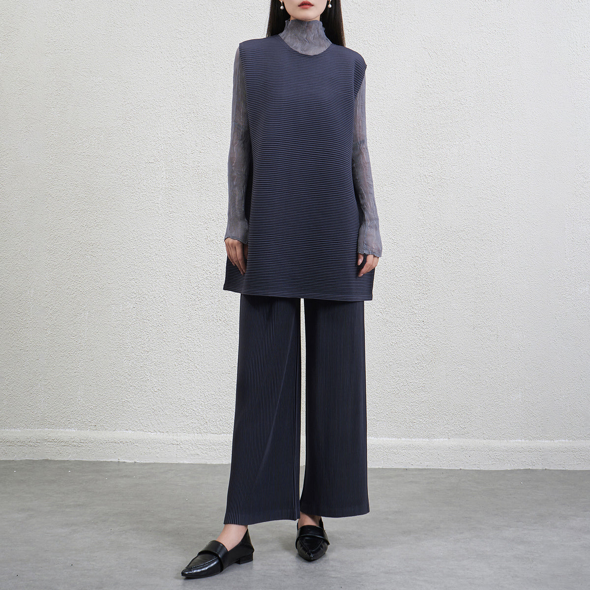 Pleated Gray Sleeveless Top and Wide-Leg Pants Set – Chic Two-Piece Outfit