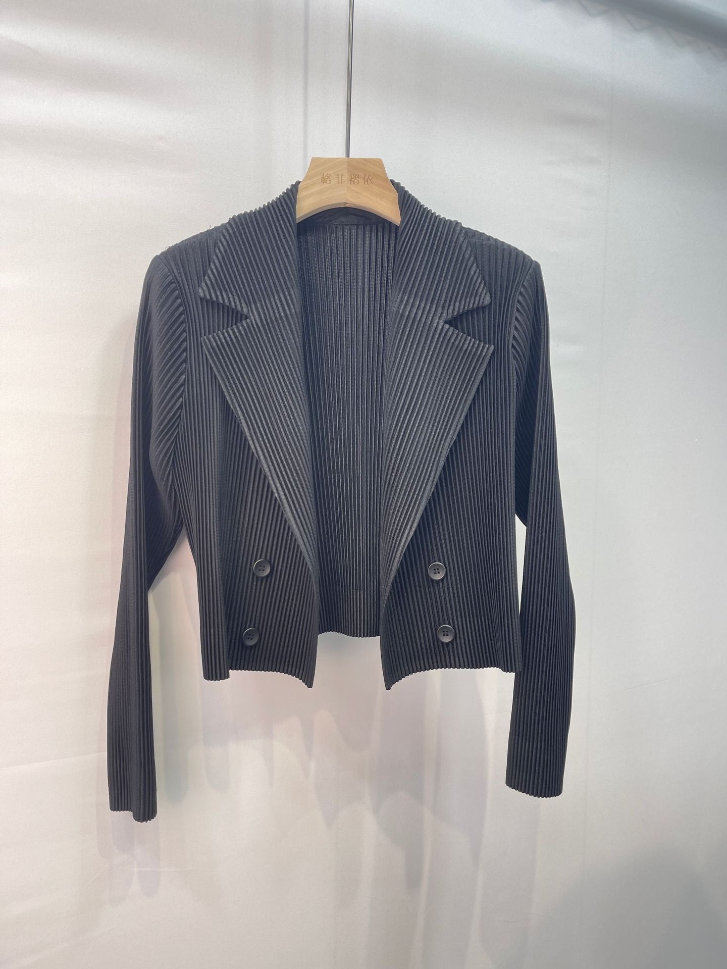 2025 Summer Pleated Cardigan Jacket – Lightweight Open-Front Layer, Slimming & Versatile  描述