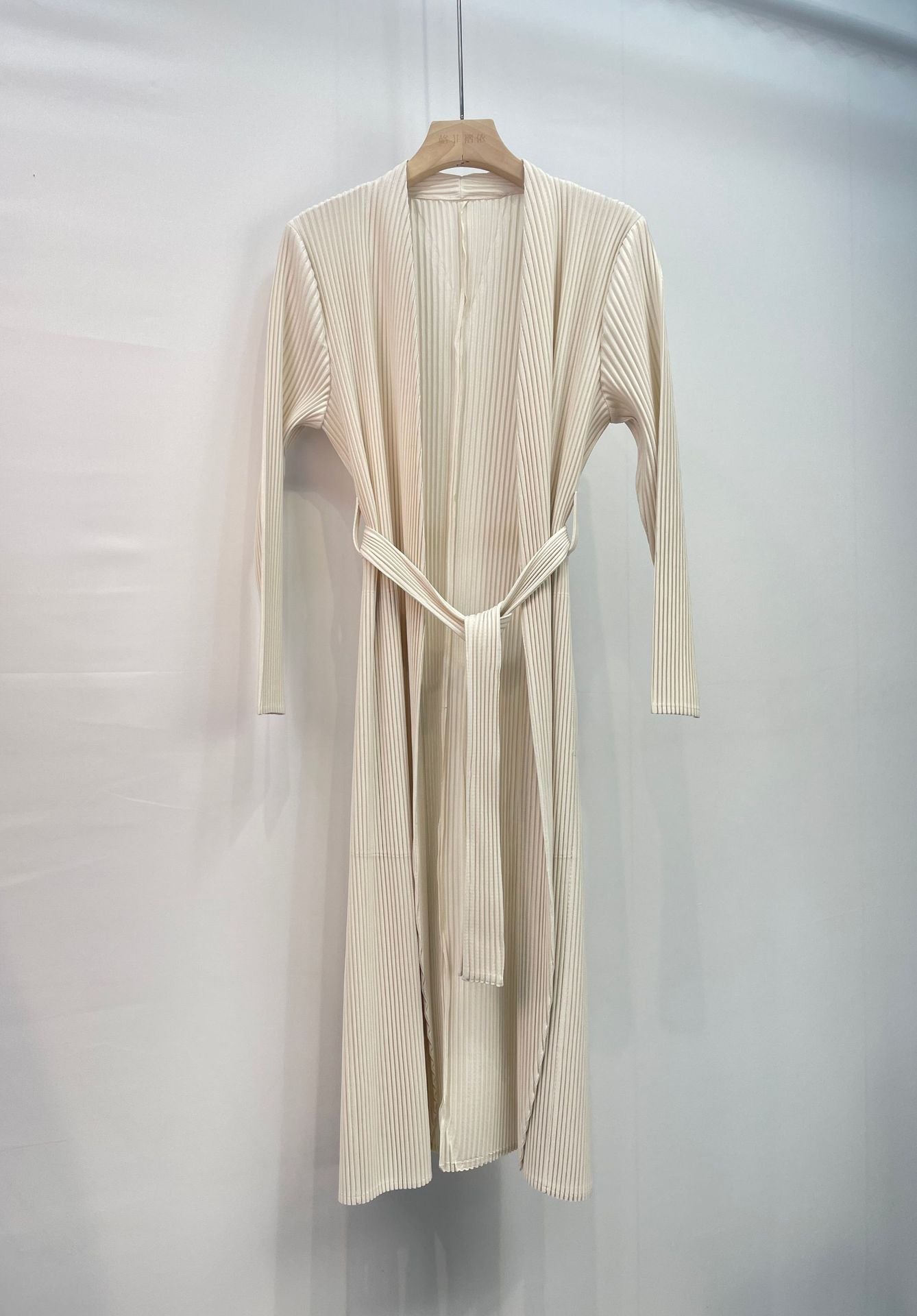 2025 Fall Pleated Long Trench Coat – Thick Fabric, Elegant Style, Lace-Up Mid-Length Jacket