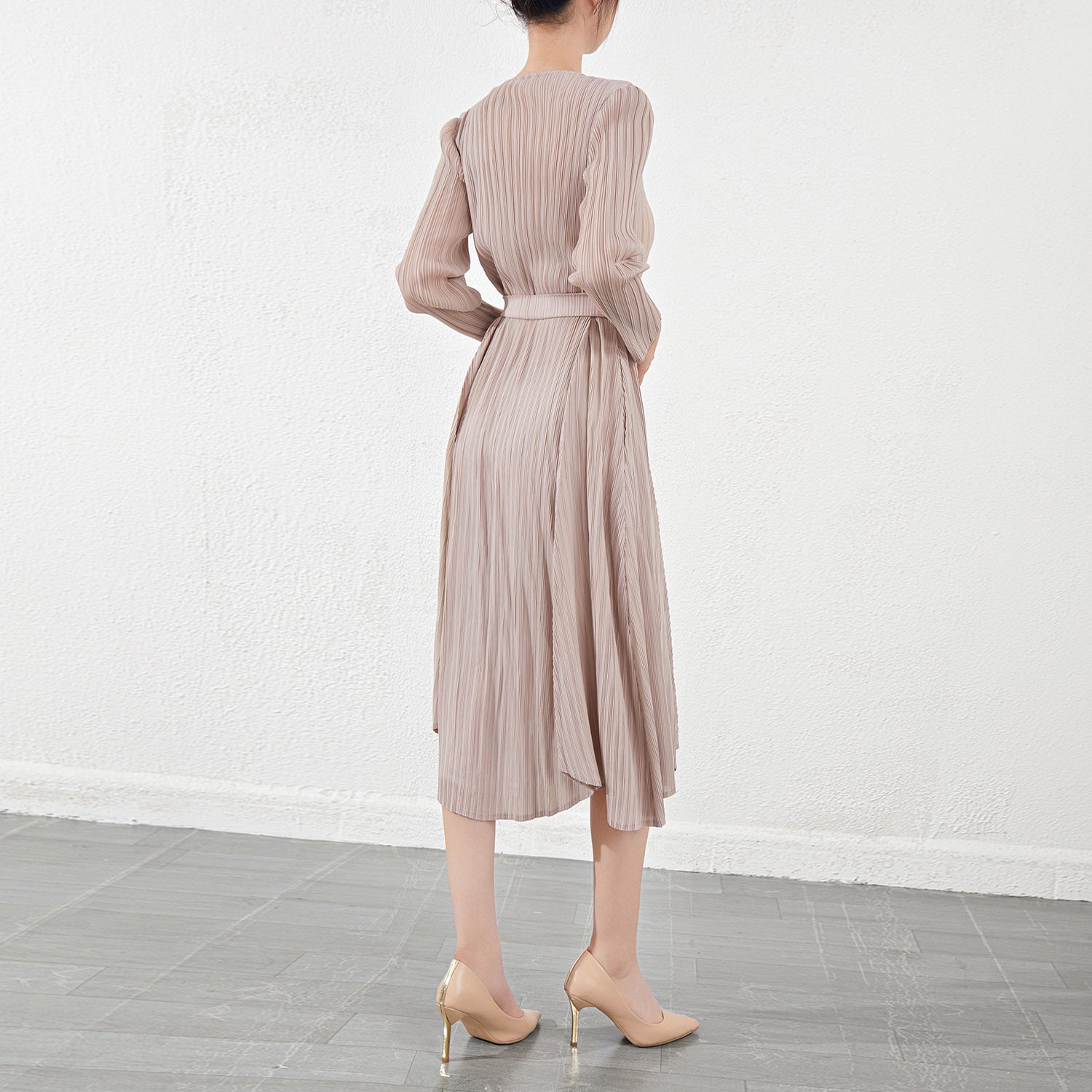 Pleated V-Neck Long Sleeve Maxi Dress – Elegant Women’s Outfit