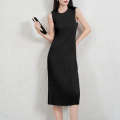 Pleated Sleeveless Vest Dress – Chic and Modern Women’s Outfit