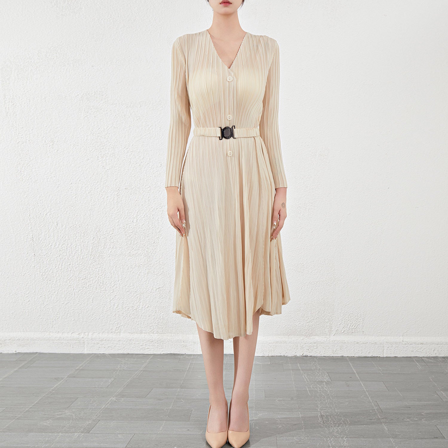 Pleated V-Neck Long Sleeve Maxi Dress – Elegant Women’s Outfit