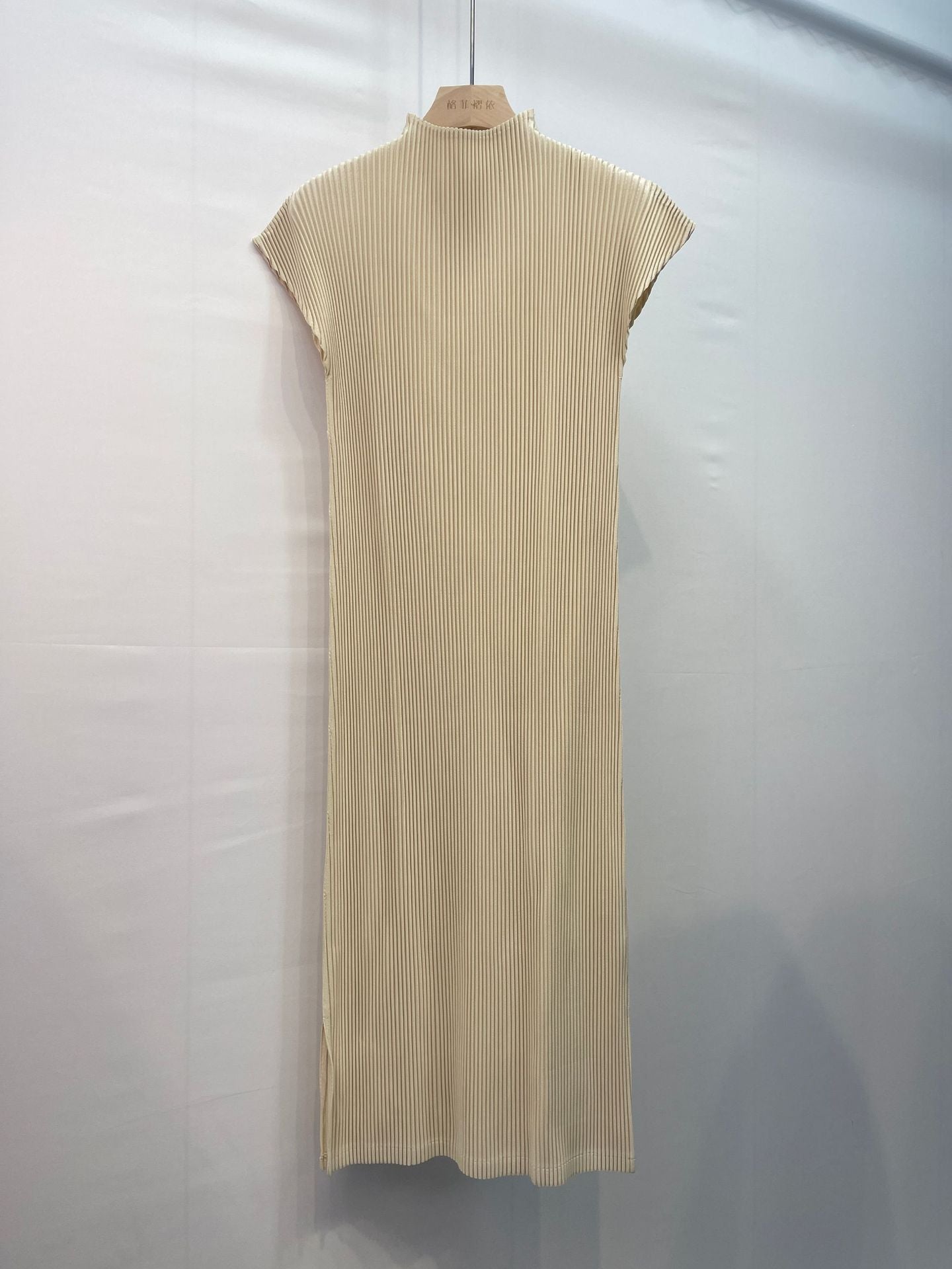 2025 Pre-Autumn Pleated Cheongsam Dress with Short Jacket – Retro Semi-High Neck, Elegant Two-Piece Style