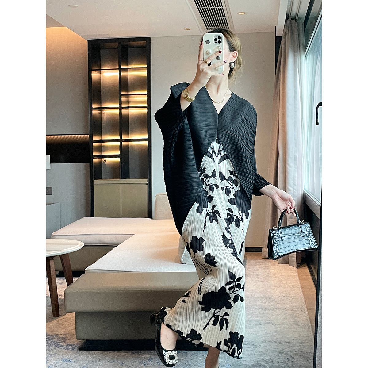 Pleated spring 2025 high-end French high-end print fashion dress with elegant temperament and loose flesh covering long skirt