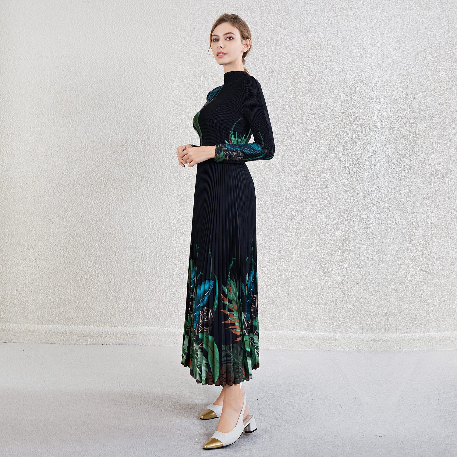 Pleated Contrast Print Two-Piece Set – Stylish Top and Skirt Outfit
