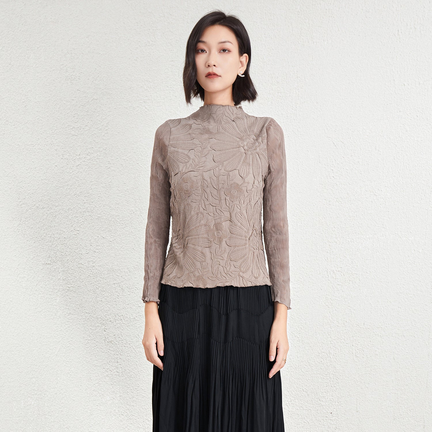 Pleated Chiffon Half-Turtleneck Top with Lace Detail – Elegant Women’s Blouse