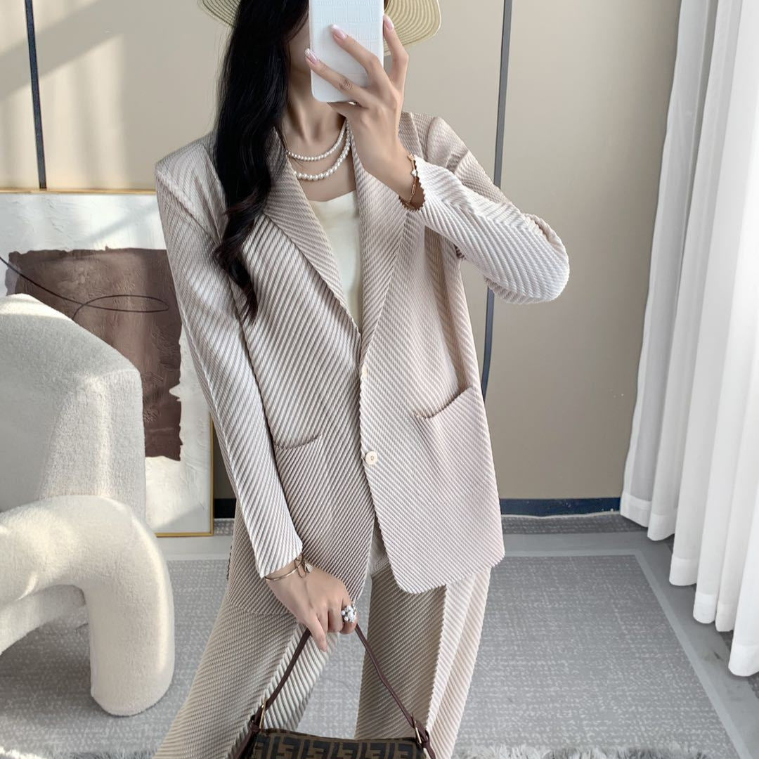 Pleated Fish Scale Cardigan – Suit-Collar Lightweight Layer for Women