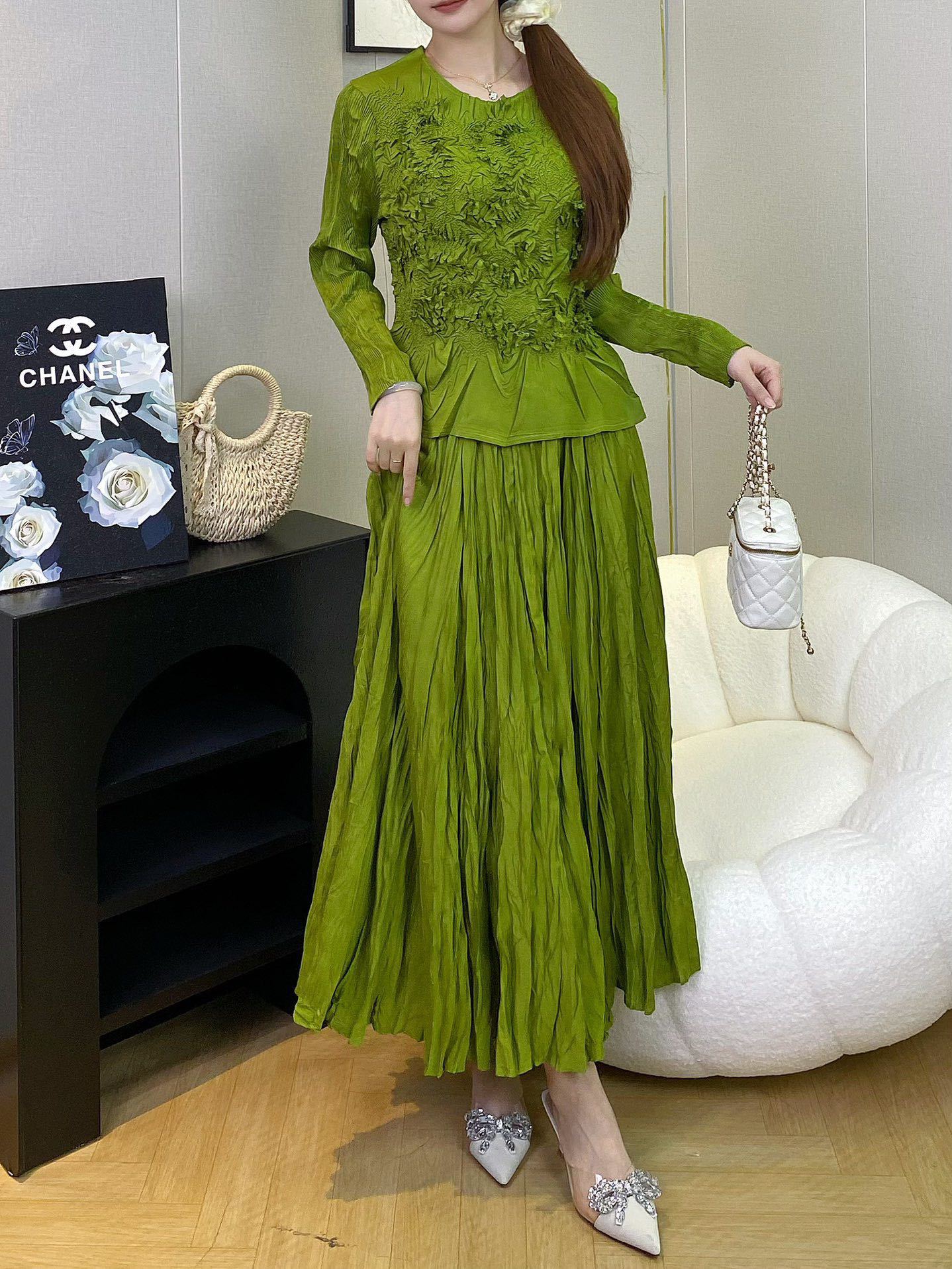 Pleated Handmade Floral Skirt Set – Elegant Two-Piece Outfit for Women