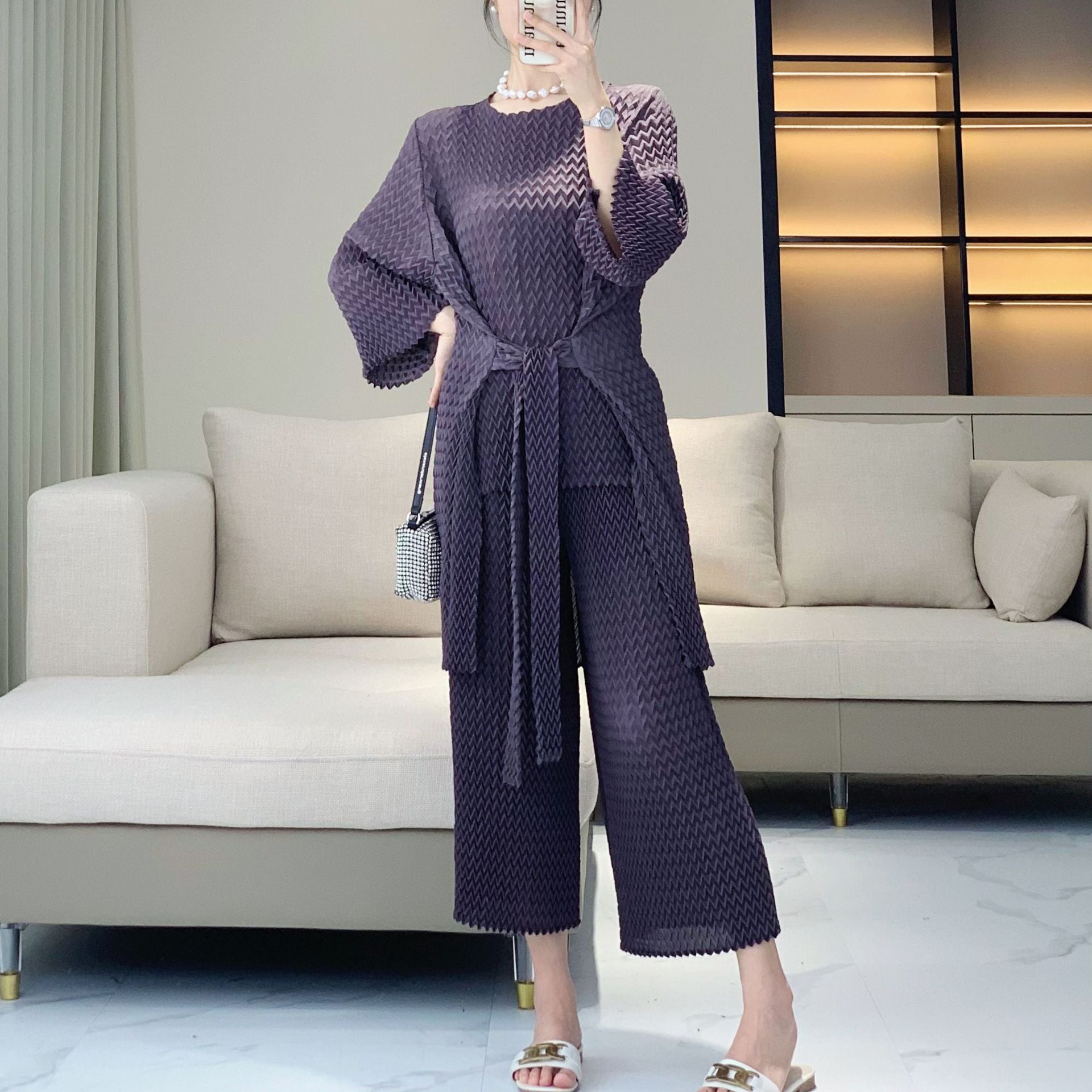 Issey Miyake Pleats Please Style – 鳳梨褶寬褲搭配寬鬆上衣套裝