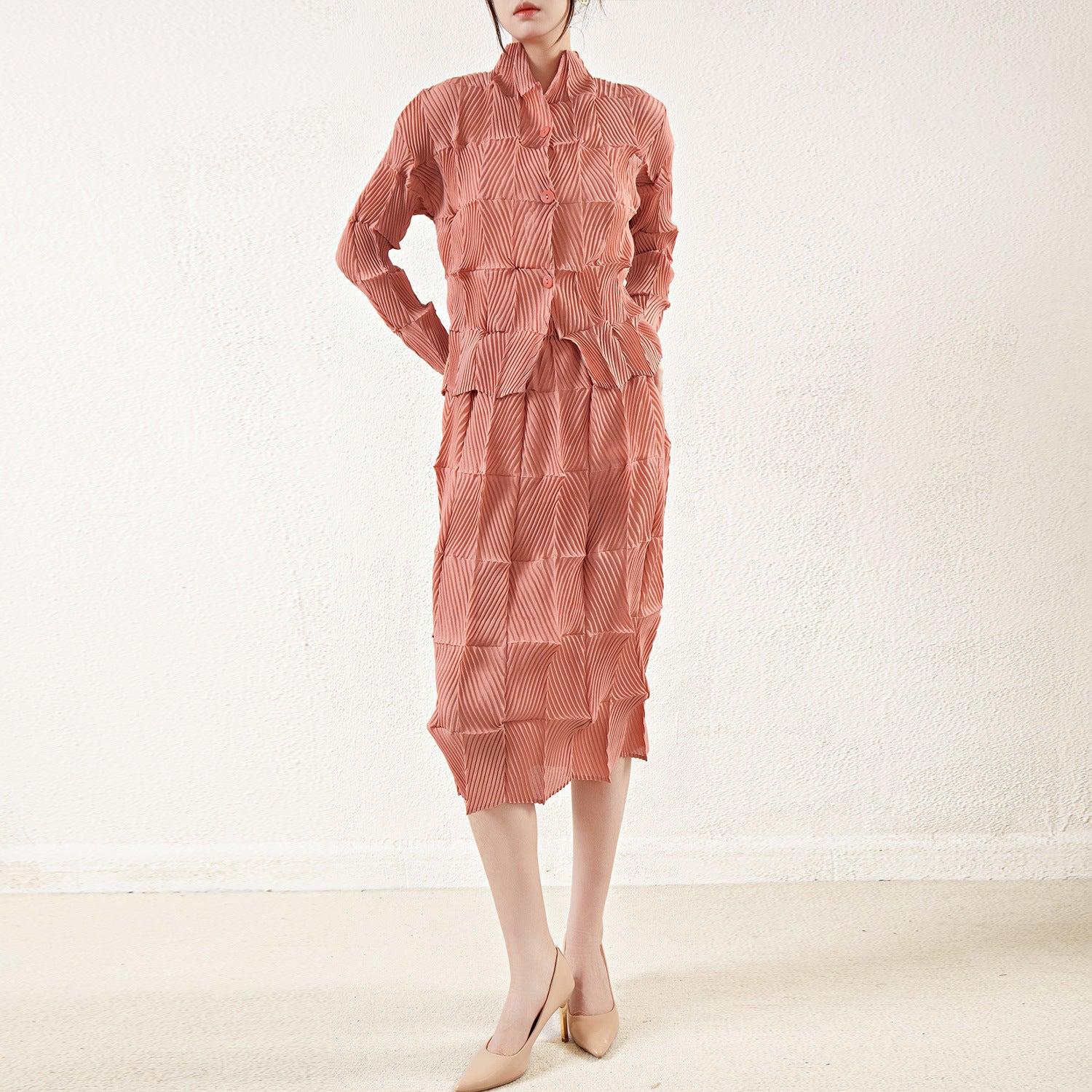 Pleated Slimming Skirt Two-Piece Set – Chic and Elegant Women’s Outfit